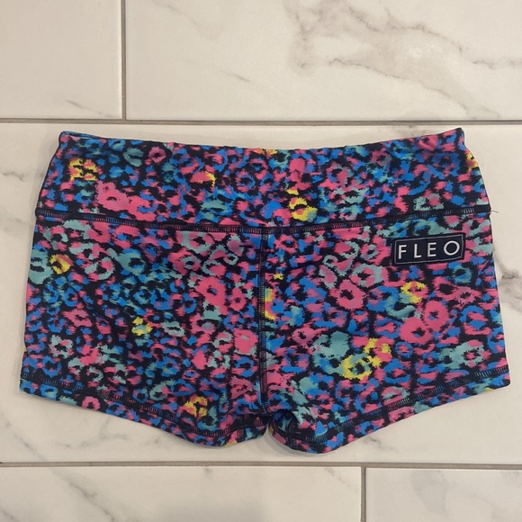 Fleo 2.5 inch, Medium, double lined, great condition, multicolor leopard - Picture 2 of 3